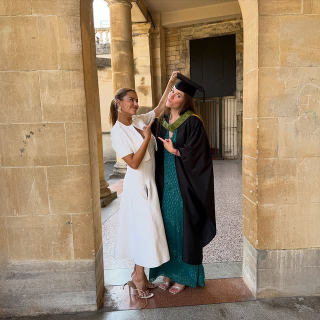 Mónica Hoyos, con Luna Lozano en su graduación