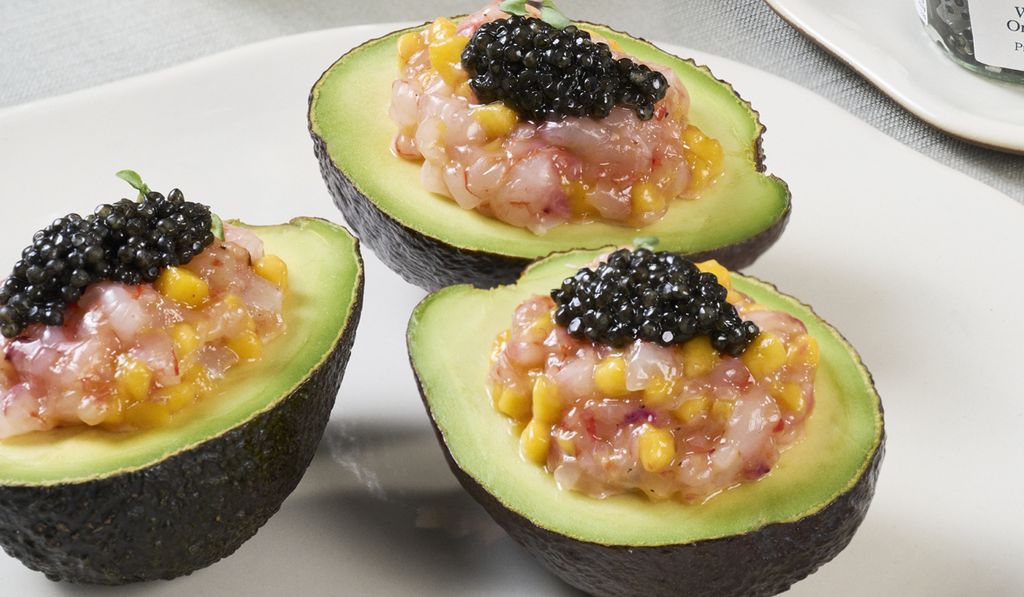 Aguacate relleno de gamba roja, mango y caviar           