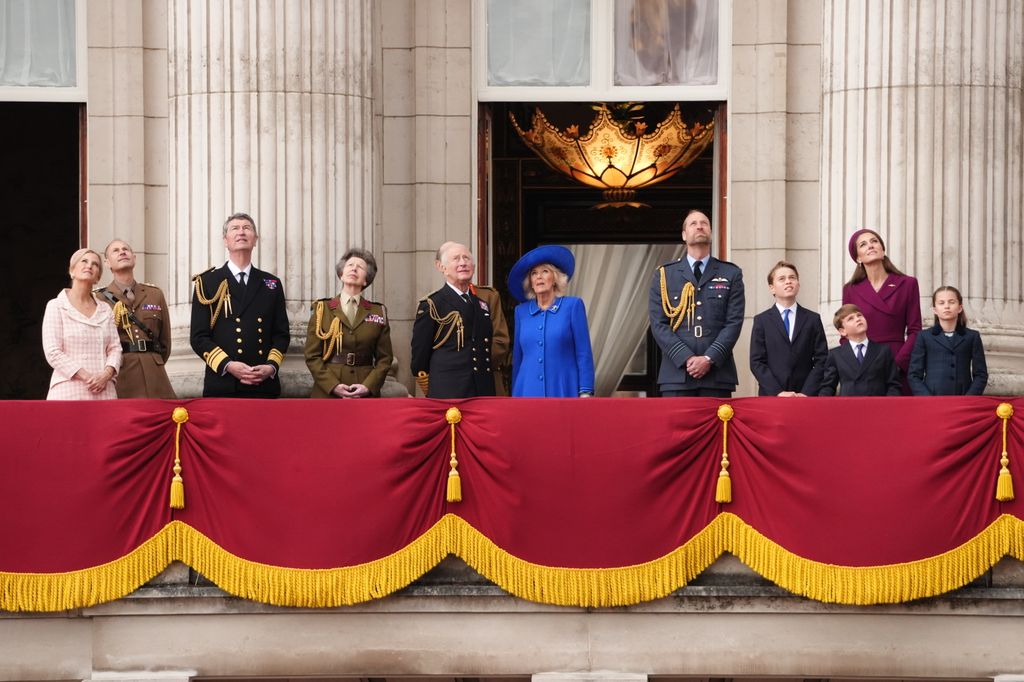 La Familia Real británica, Los reyes Carlos y Camilla, El príncipe Guillermo, Kate Middleton y sus tres hijos en los actos con motivo del 80 aniversario del fin de la Segunda Guerra Mundial 