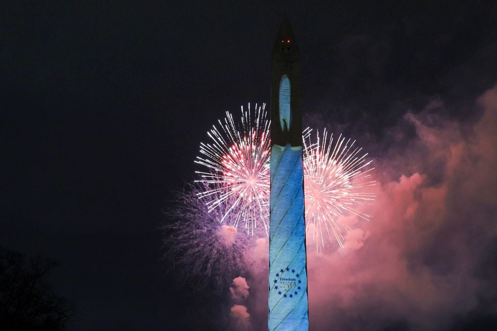El Monumento a Washington se iluminó para conmemorar las celebraciones del 250.º aniversario de Estados Unidos.