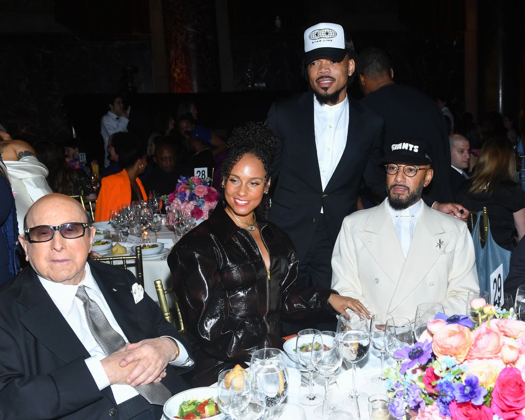 De izquierda a derecha: Clive Davis, Alicia Keys, Chance The Rapper y Swizz Beatz