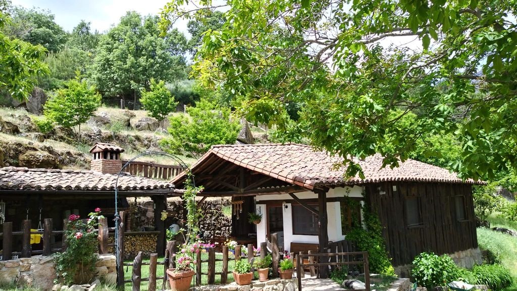 La casa de Luca y Lucía, en medio del monte en Cuevas del Valle