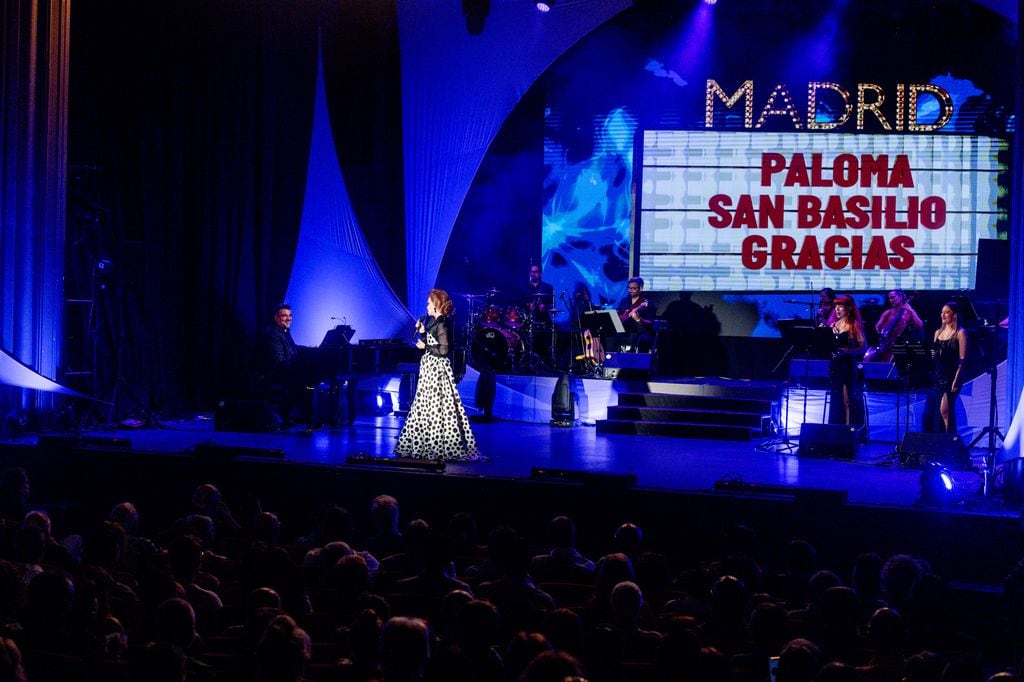 Paloma San Basilio despidiéndose del público de Madrid