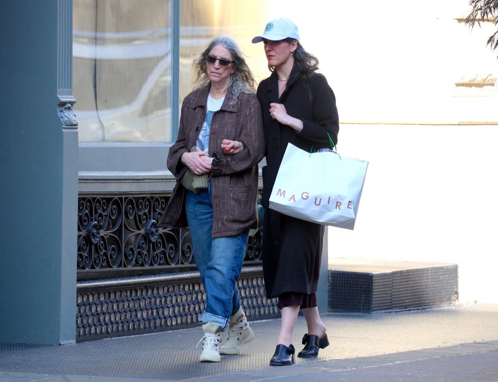 Patti Smith junto a su hija, Jesse, en las calles de Nueva York.