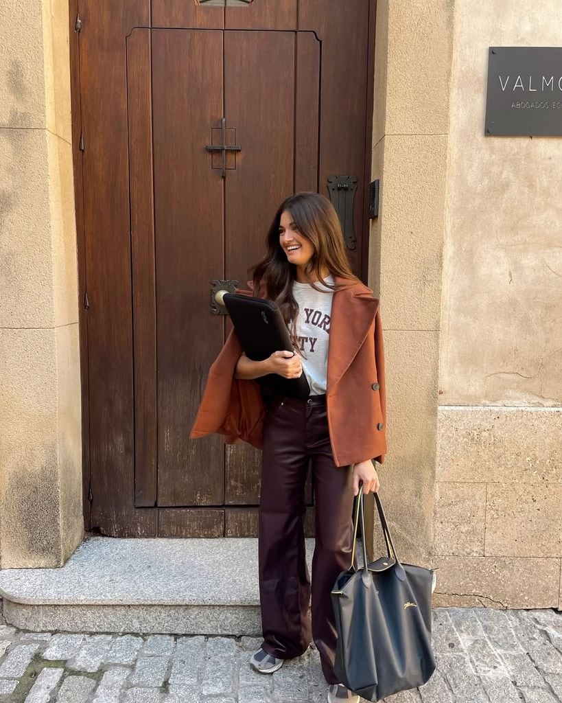 pantalones de cuero de @loladelvillarc
