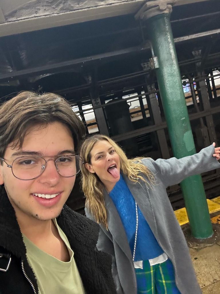 Grettell Valdez y su hijo en el metro de Nueva York