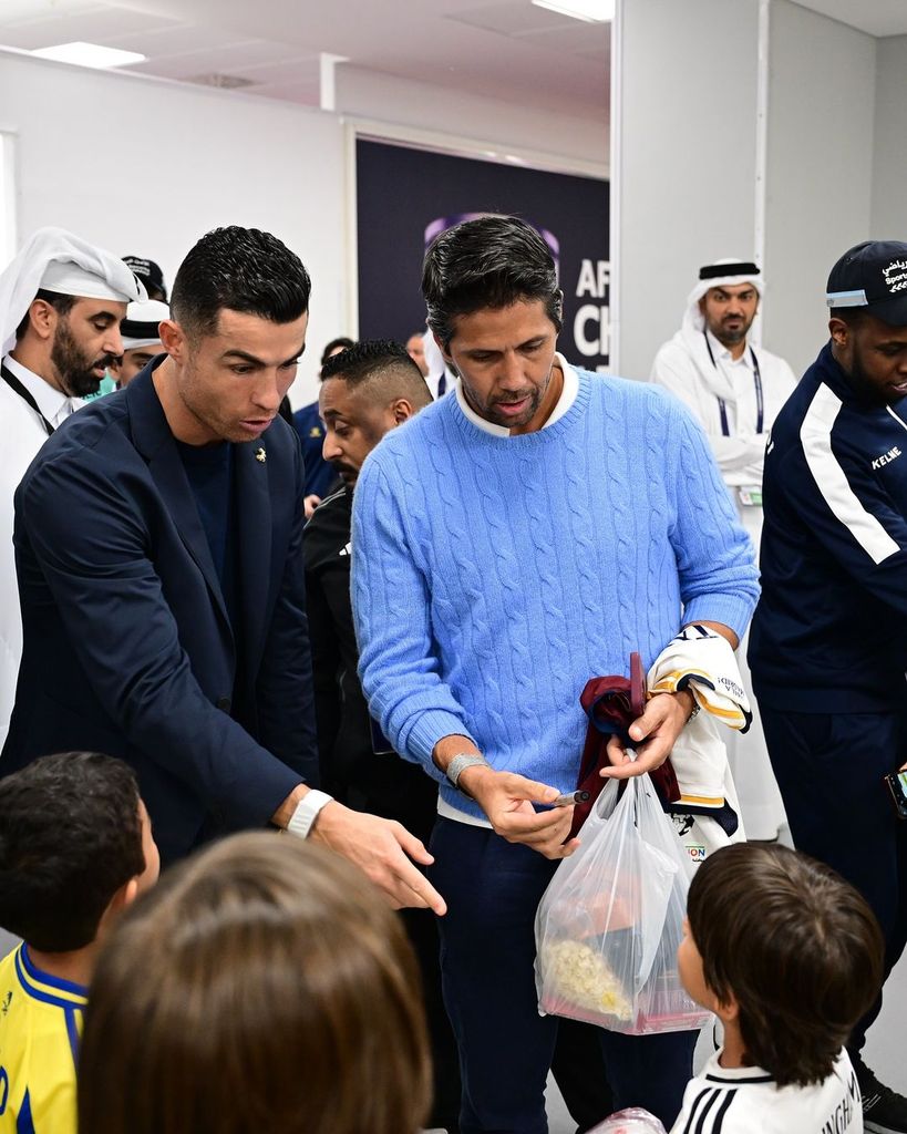 Plano medio de Fernando Verdasco con sus hijos y Cristiano Ronaldo tras un partido
