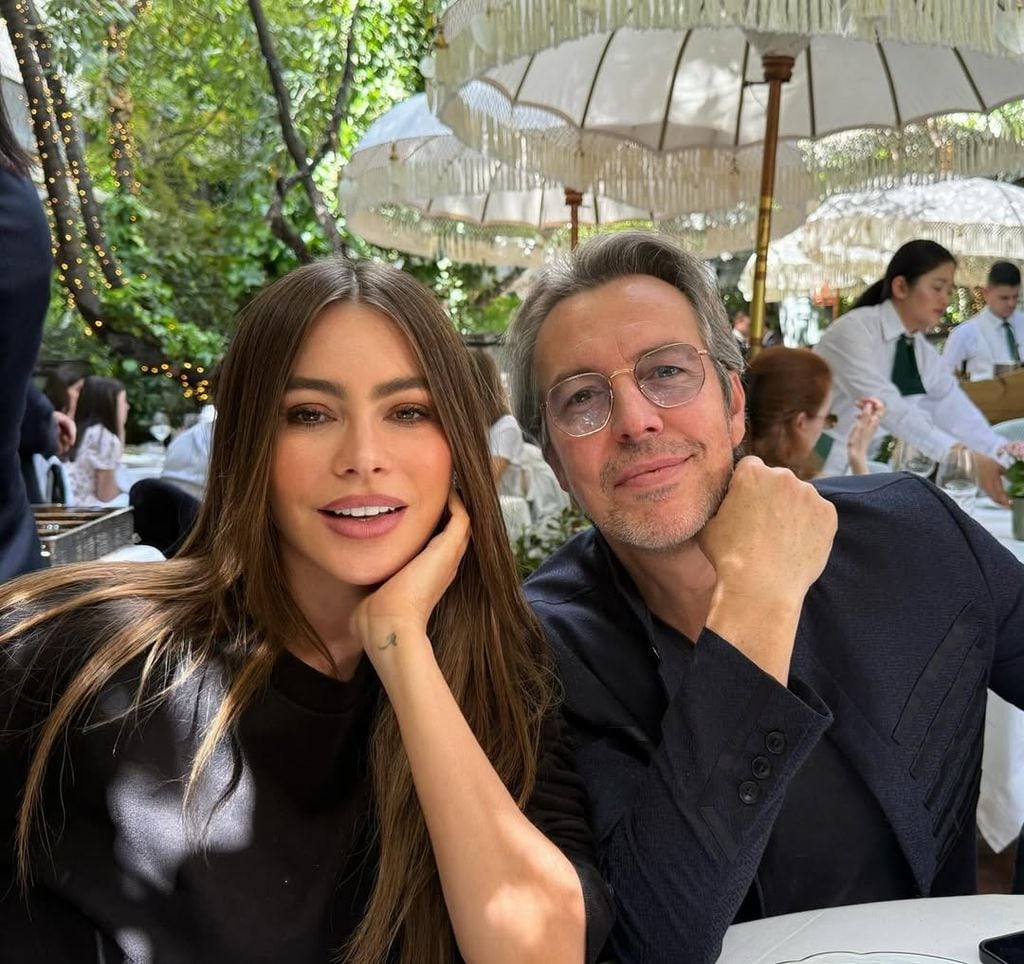 Sofía Vergara inició su viaje a Madrid muy bien acompañada de amigos y familiares 