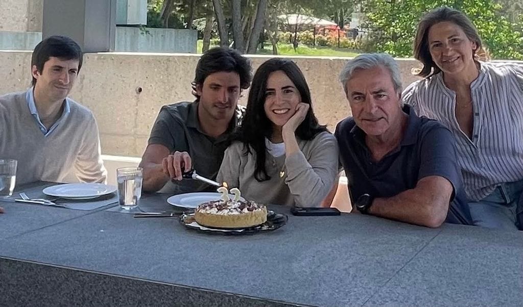 Carlos Sainz felicita el cumpleaños a su hija Blanca en una foto con su hijo Carlos 