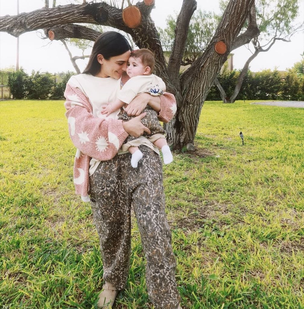La actriz celebró por primera vez thanksgiving con su hija Aria en los brazos.