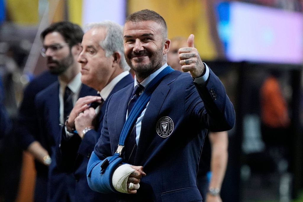 David Beckham reaparece tras su operación con el brazo en cabestrillo