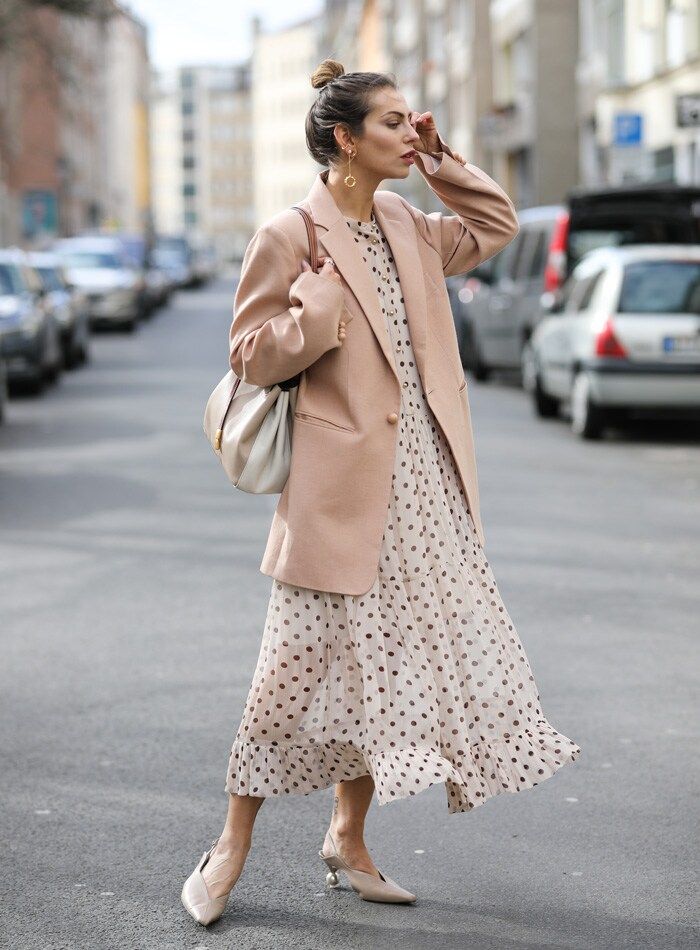 Blazer y maxivestido beige 