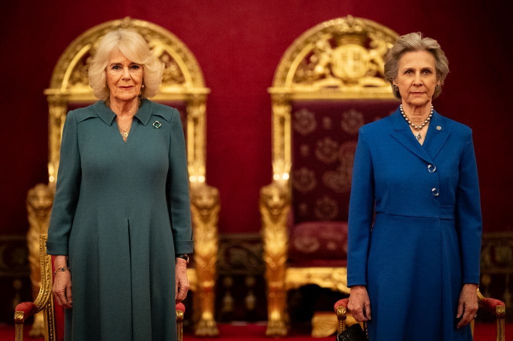 La duquesa de Gloucester apoyando a la reina Camilla, durante la baja médica de Carlos II, en una ceremonia en el Palacio de Buckimgham