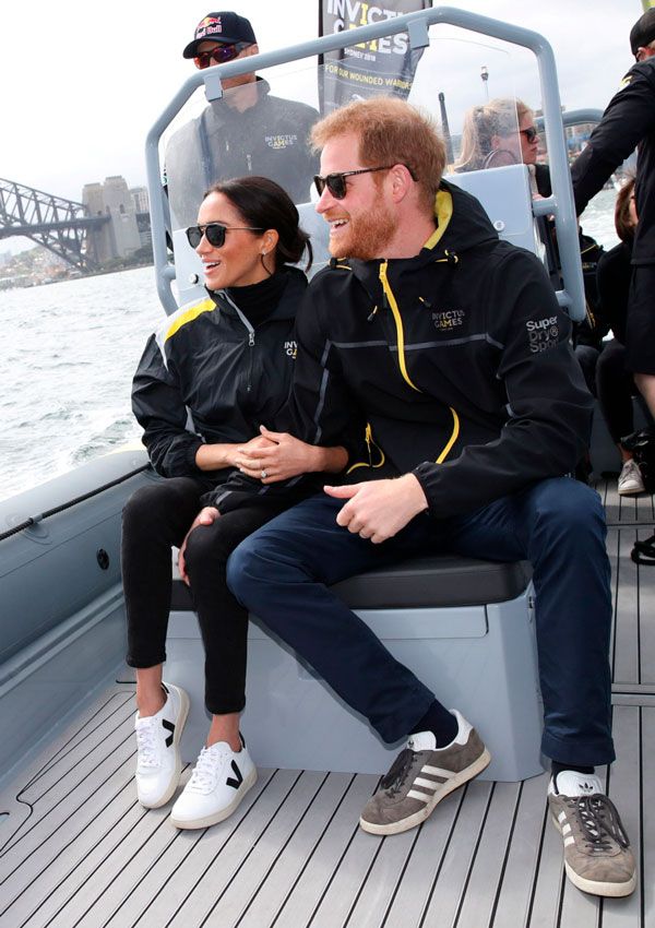 Meghan Markle con zapatillas blancas Veja