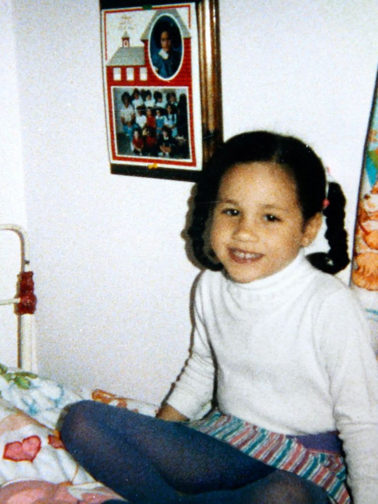 En la cuenta de As Ever, la marca de Meghan Mrkle, se compartió esta tierna foto suya de cuando era una niña.