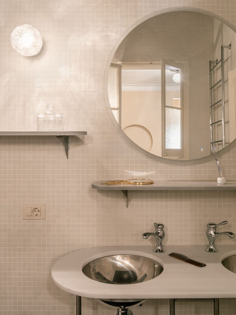 Baño decorado en color gris