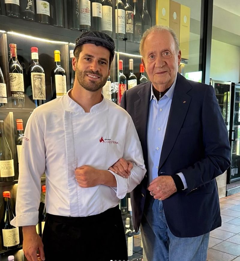 El rey Juan Carlos, junto al cocinero de O Xesteira, Luis Rodríguez Vicente. 