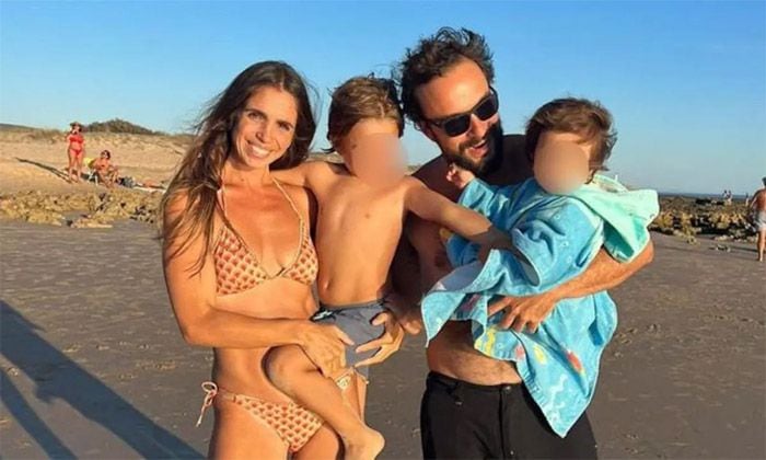 Elena Furiase junto a su marido, Gonzalo Sierra y sus dos hijos