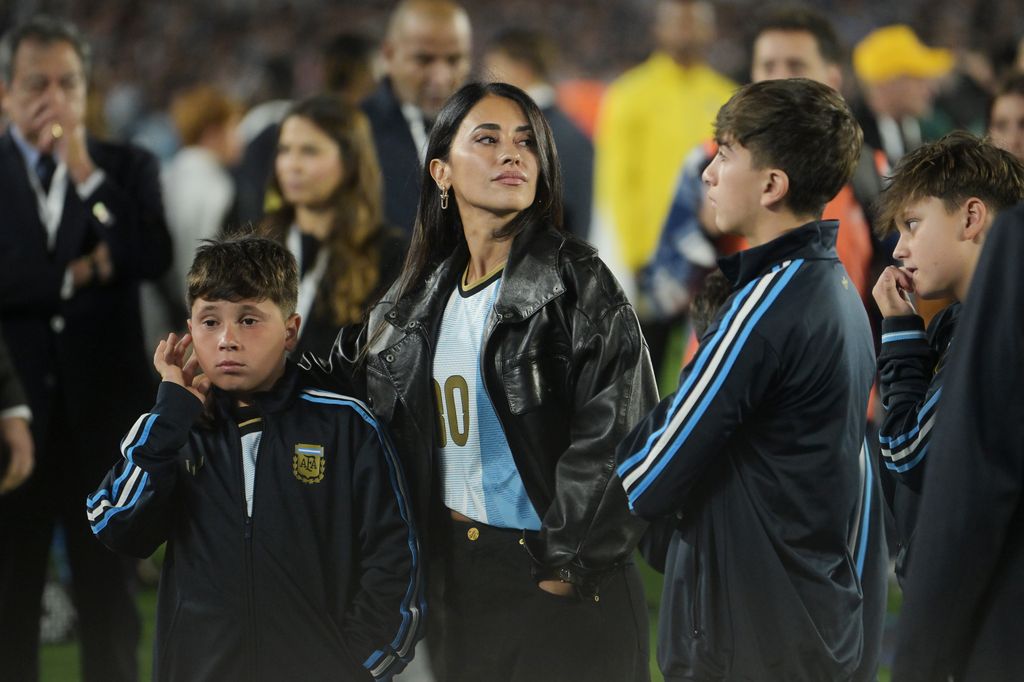 Antonela Roccuzzo y sus hijos Mateo y Thiago Messi 