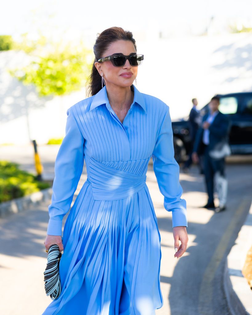 Rania de Jordania con vestido azul en Ammán.