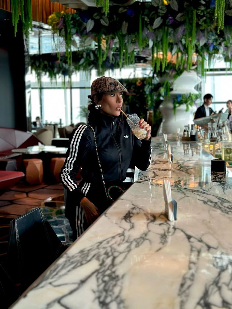 Galilea Montijo se animó a probar un famoso energetizante en Hong Kong.