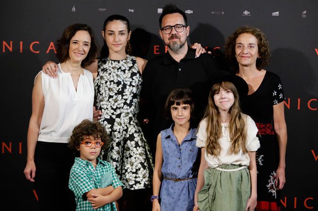 Sandra Escacena y el elenco del filme Verónica durante la premiere madrileña