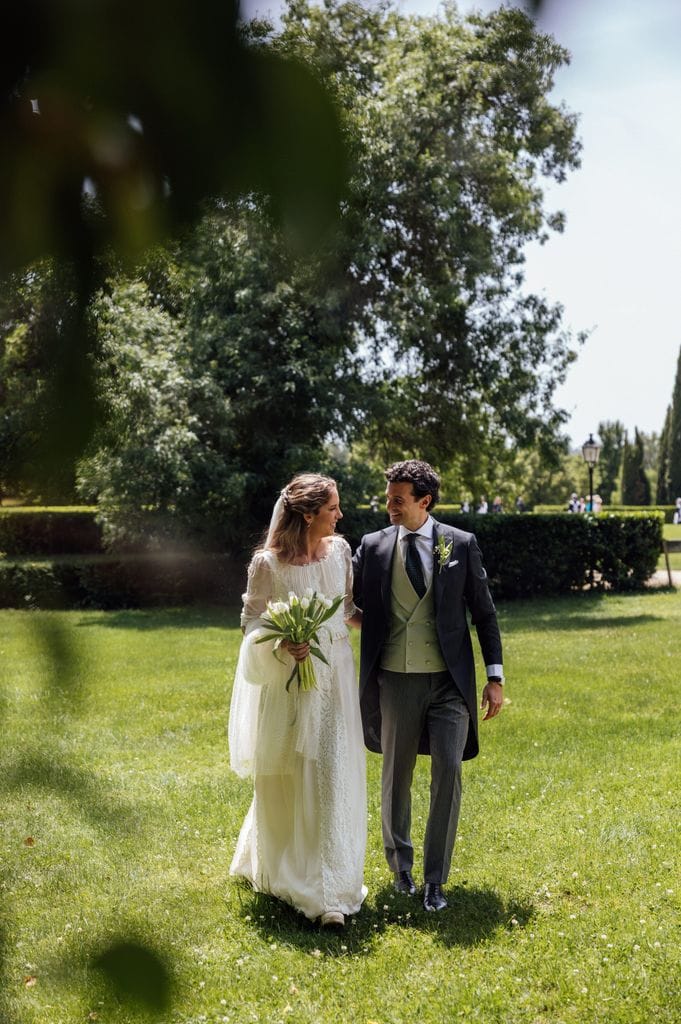Boda de Lola con look de novia de Eduardo Ladrón de Guevara