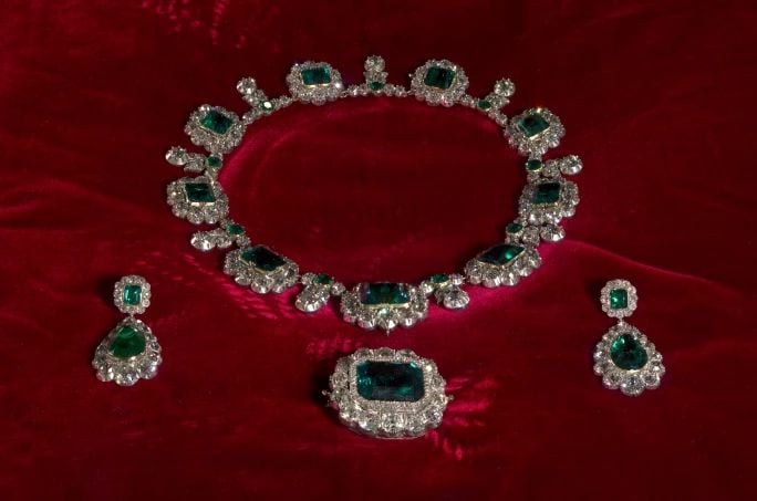 La diadema de diamantes y esmeraldas de la Reina Victoria, que se exhibe en el Palacio de Kensington como parte de la exposición Victoria Revealed © HISTORIC ROYAL PALACES.