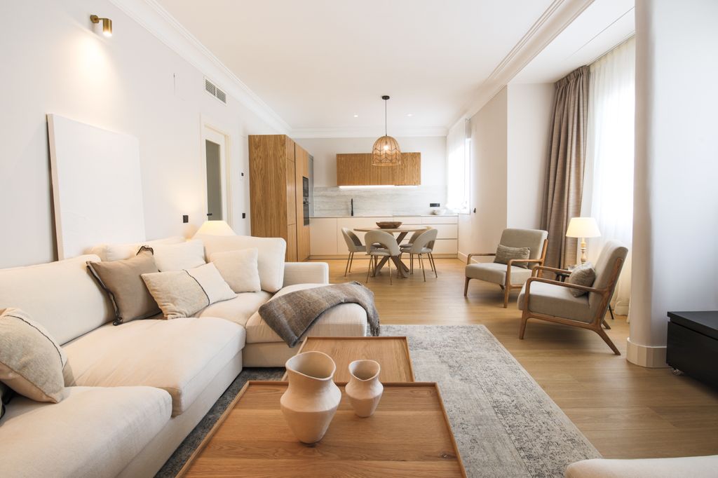 Salón decorado en beis y madera