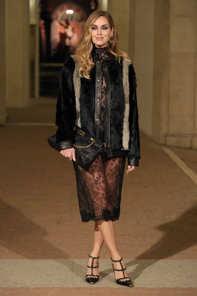 Chiara Ferragni lleva los clásicos rockstuds de la maison.