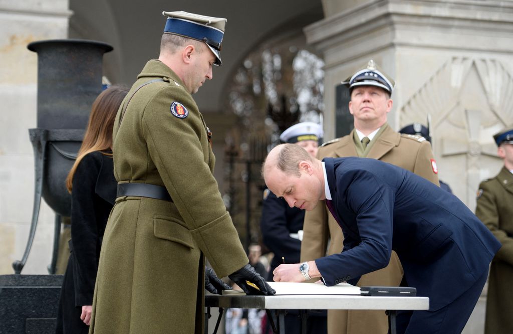 El príncipe Guillermo firmando con la zurda