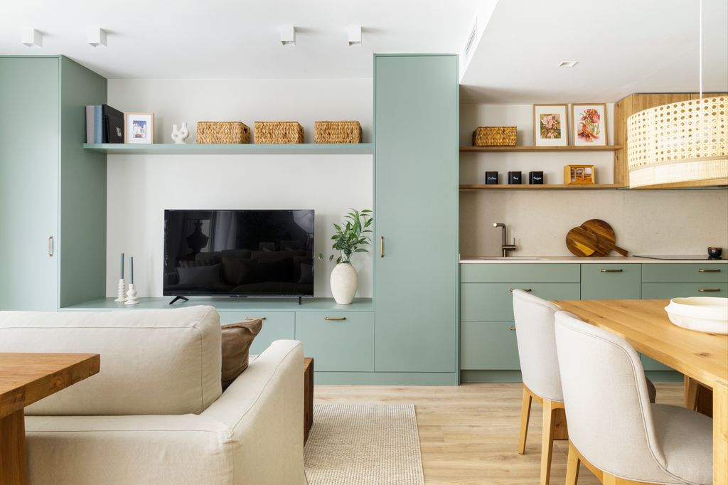 Salón, comedor y cocina con muebles verdes