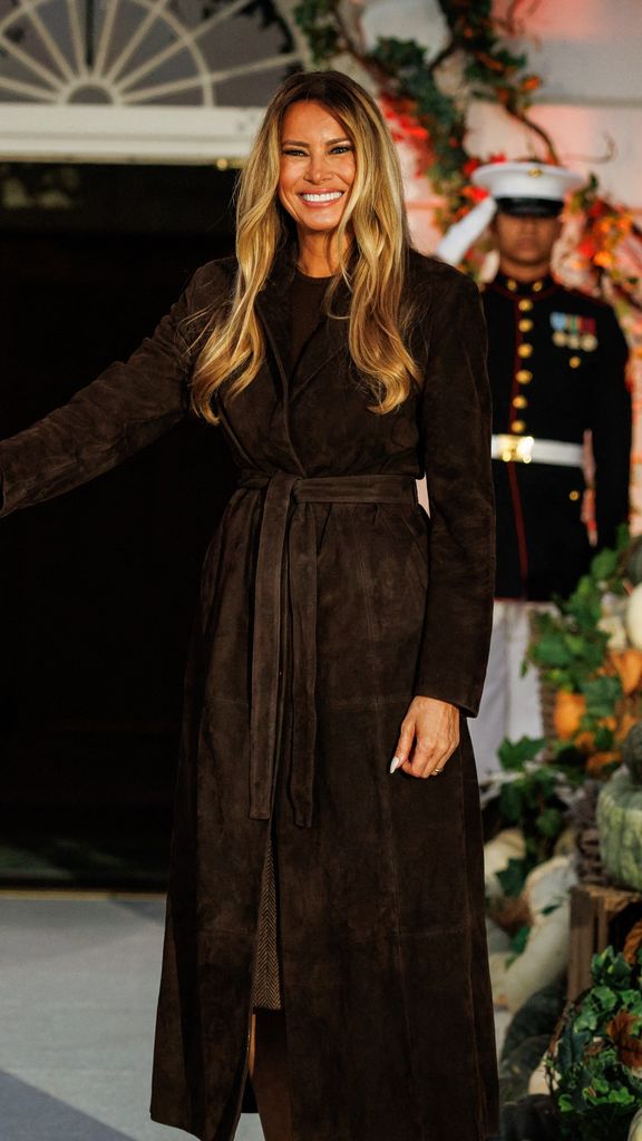 Melania Trump, con gabardina de ante marrón, para celebrar Halloween en la Casa Blanca