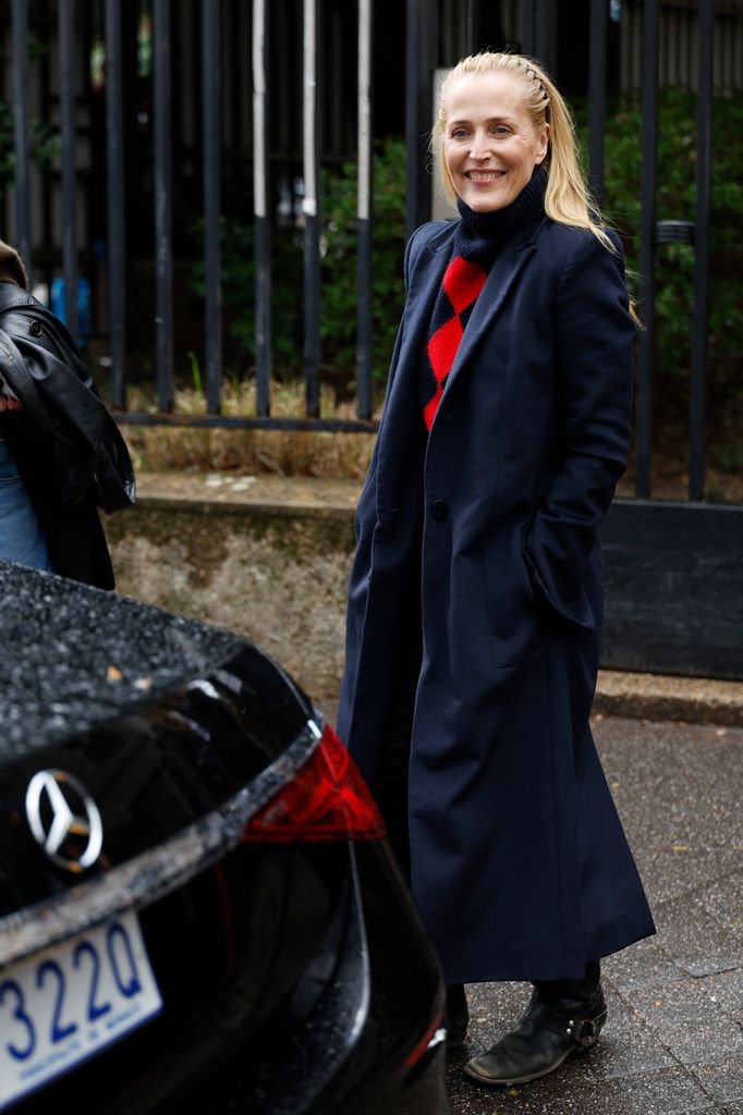 Gillian Anderson en las calles de Paris.