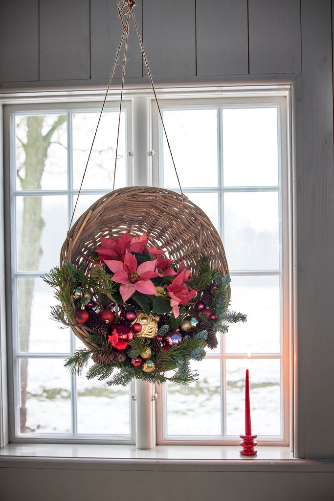Adorno de Navidad con poinsettias.
