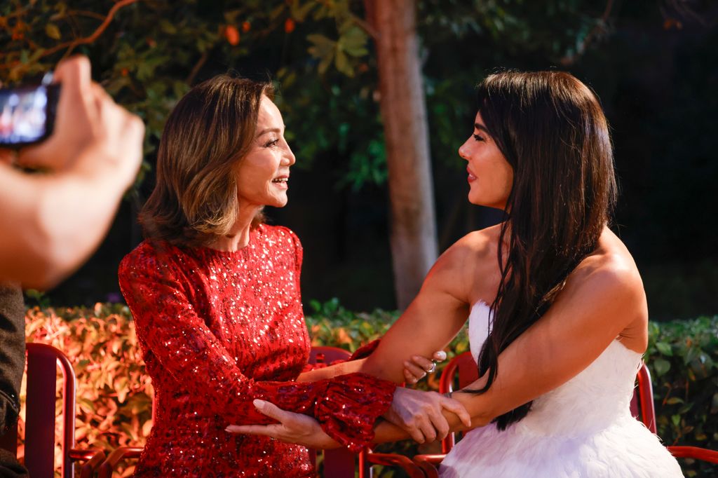 Isabel Preysler protagonizó uno de los momentos más espontáneos de la jornada durante el desfile de Redondo Brand en la Mercedes-Benz Fashion Week Madrid al no reconocer en un primer momento a Pilar Rubio, que estaba sentada a su lado en el front row.