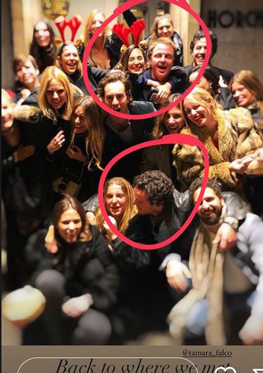 Imagen de Tamara Falcó e Iñigo Onieva con un grupo de amigos 