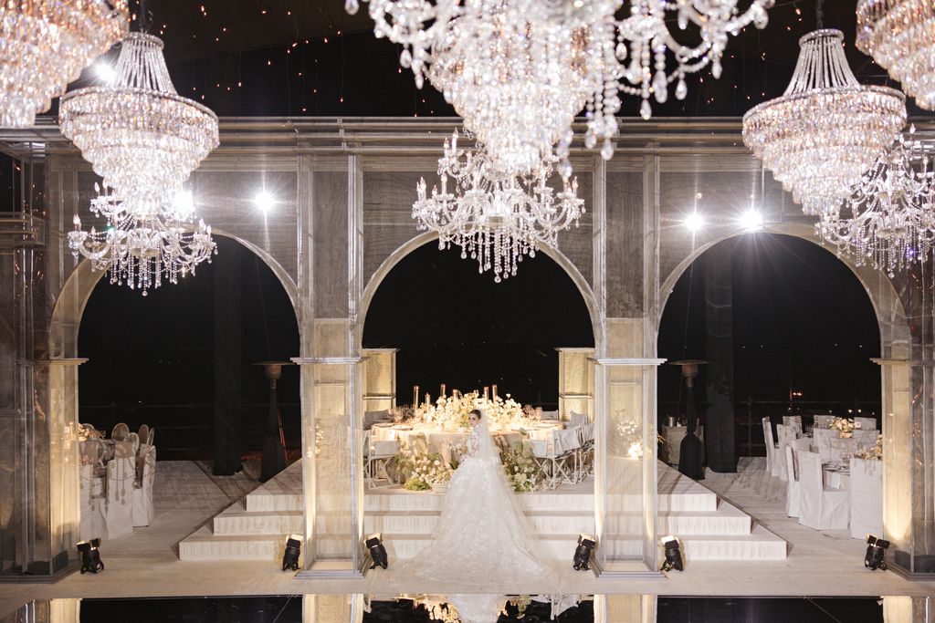 El evento consiguió un contaste entre los majestuosos espacios de la hacienda y los los cristales de los candelabros.