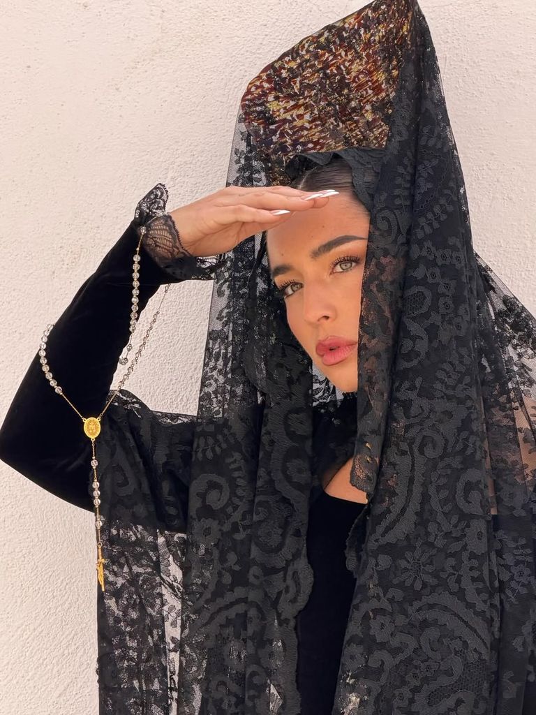 Lola Índigo, con mantilla