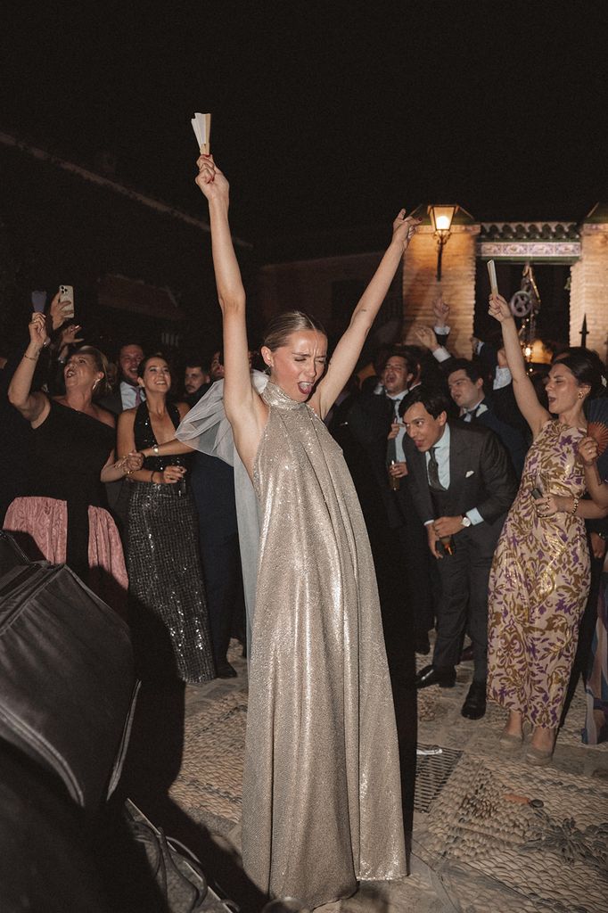Segundo vestido de novia dorado con lazo 