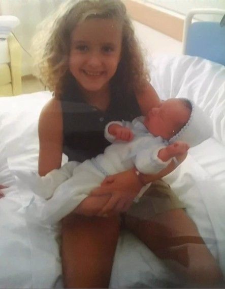 Con su hermana Lucía, seis años mayor que él