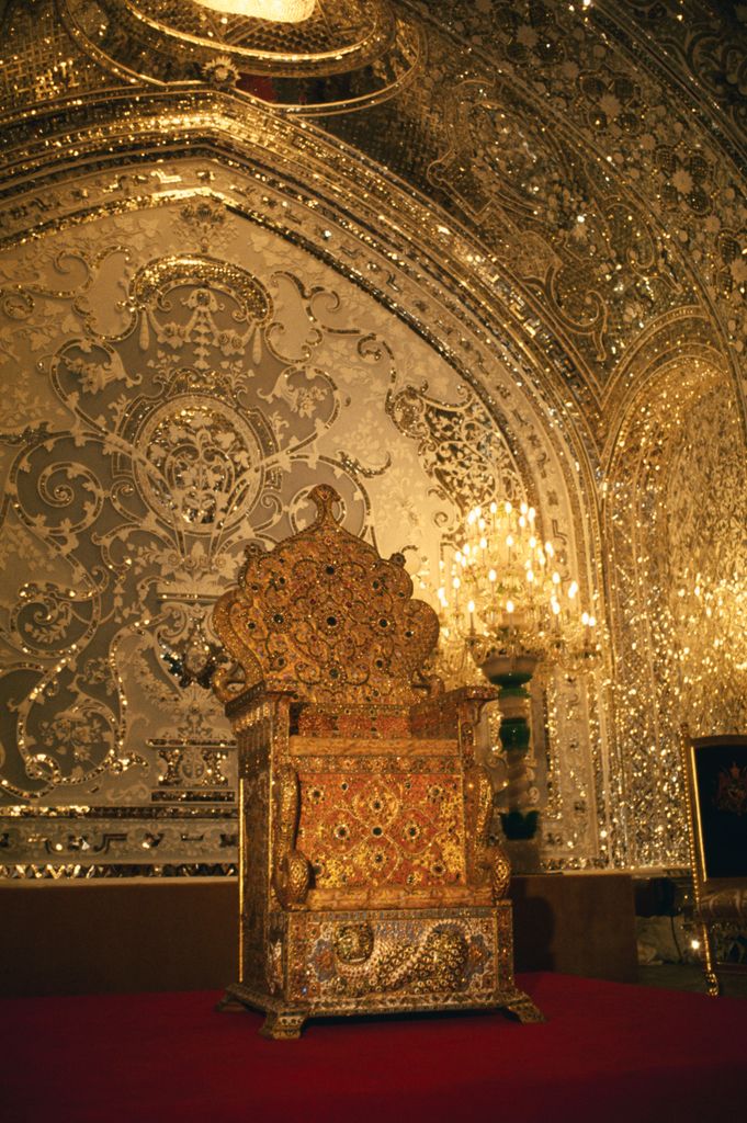 El Trono del Pavo Real, símbolo del esplendor del Imperio mogol, estaba decorado con algunas de las gemas más valiosas del mundo, entre ellas el legendario diamante Koh-i-Noor