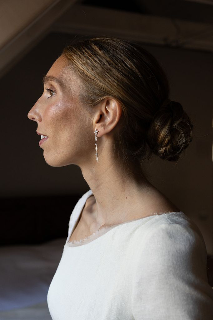Laura con un vestido con lino rústico de Inés Martín Alcalde en su boda con Antonio en el Artíes.