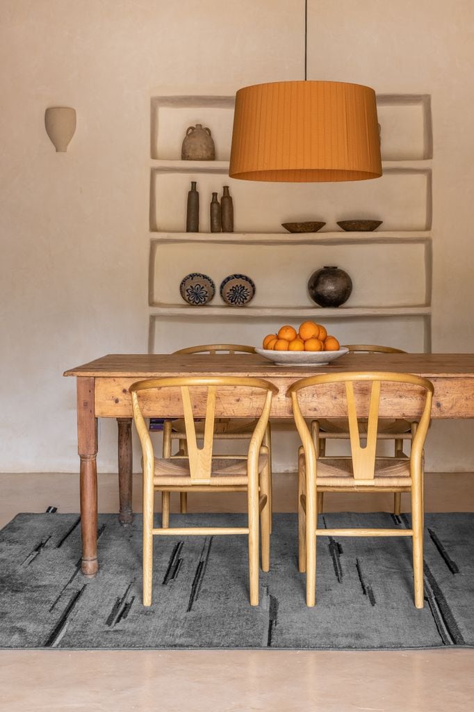 Comedor con alfombra azul