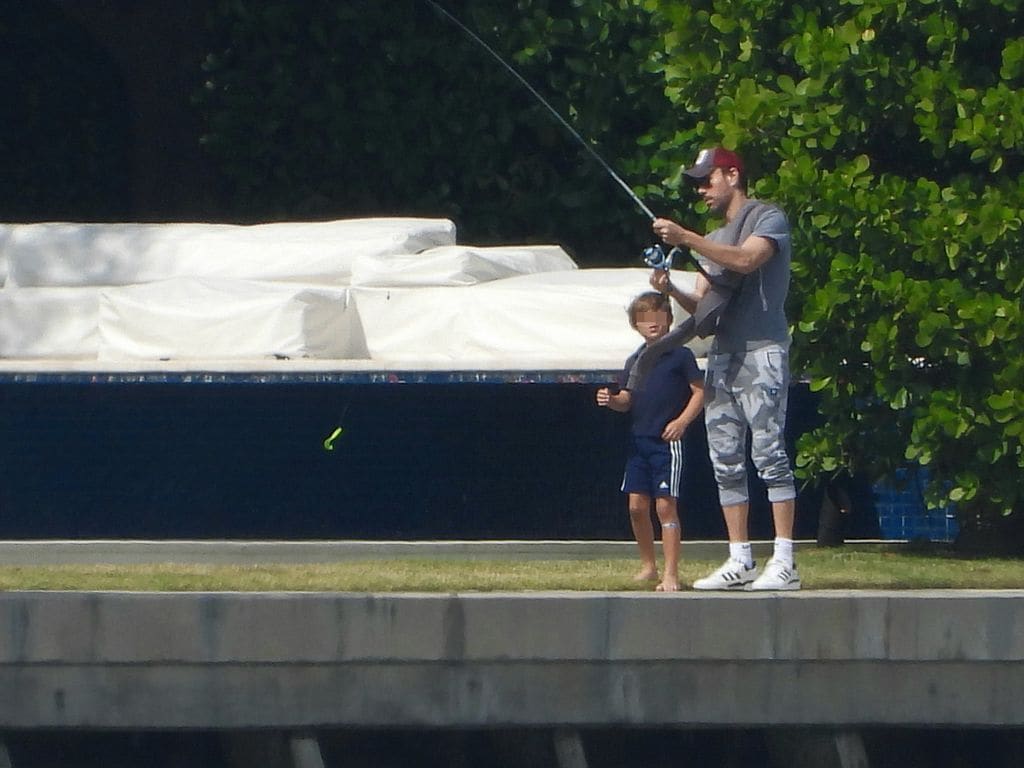 Las fotos de Enrique Iglesias enseñando a pescar a su hijo en Miami