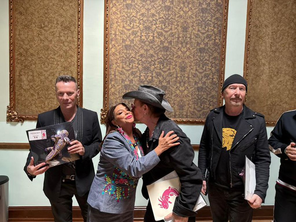 Clara Brugada, jefa de gobierno de la Ciudad de México, junto a U2
