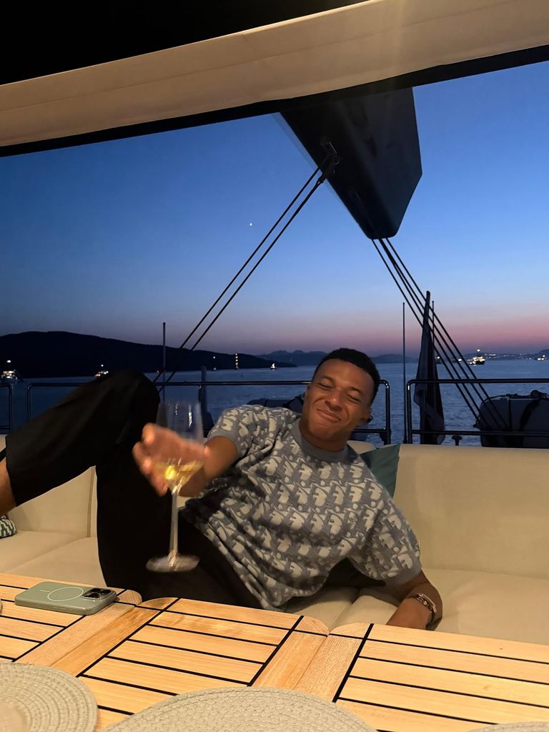 Kylian Mbappé abre el álbum de sus vacaciones