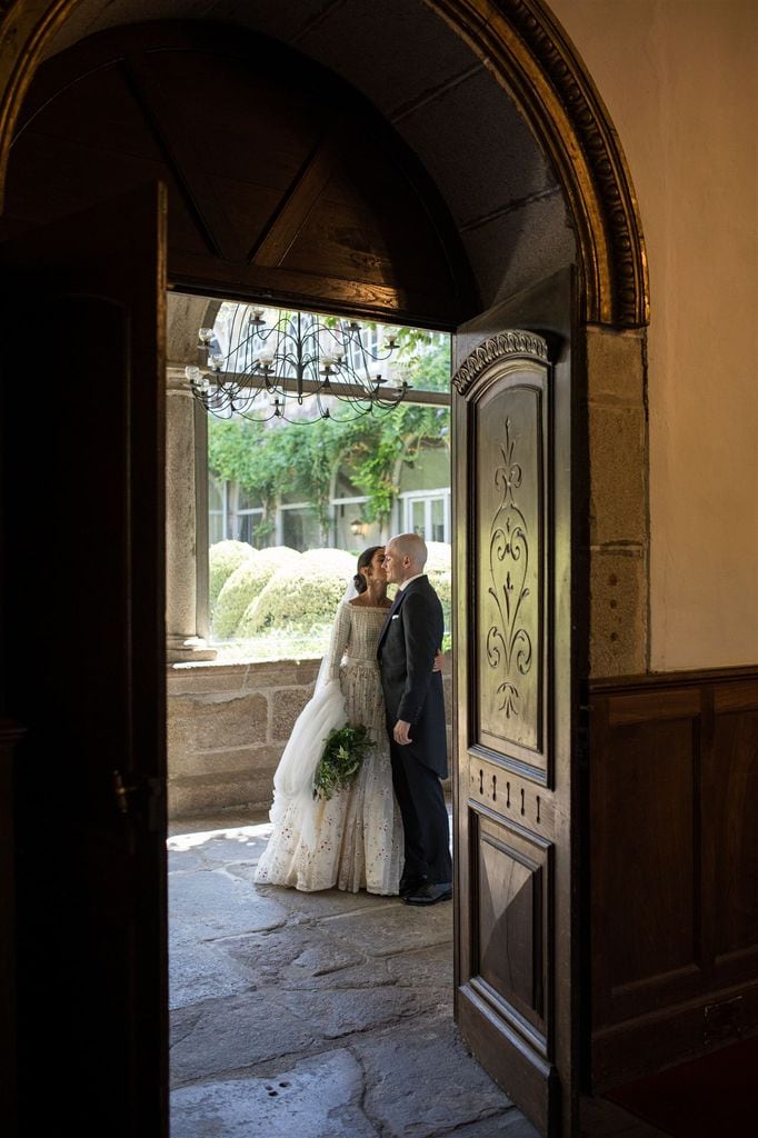 Boda en Santiago de Compostela con vestido con corpiño a cuadros y falda de flores