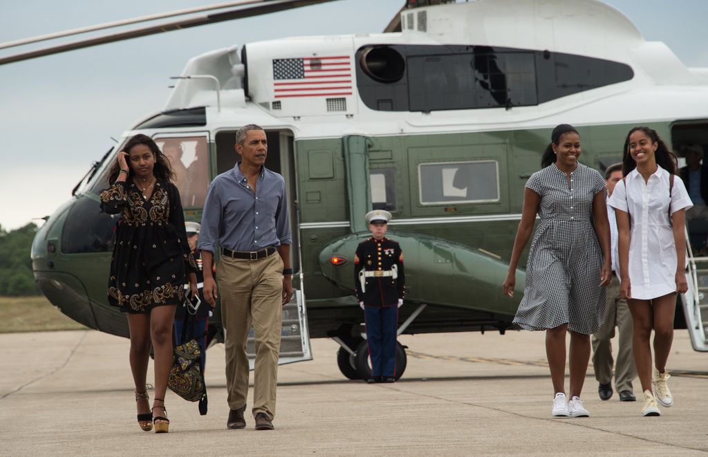 Los Obama con sus hijas bajan del helicóptero presidencial