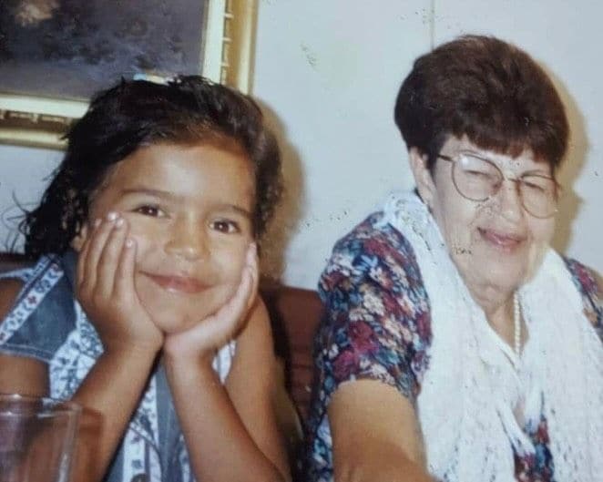 Krol G junto a su abuela